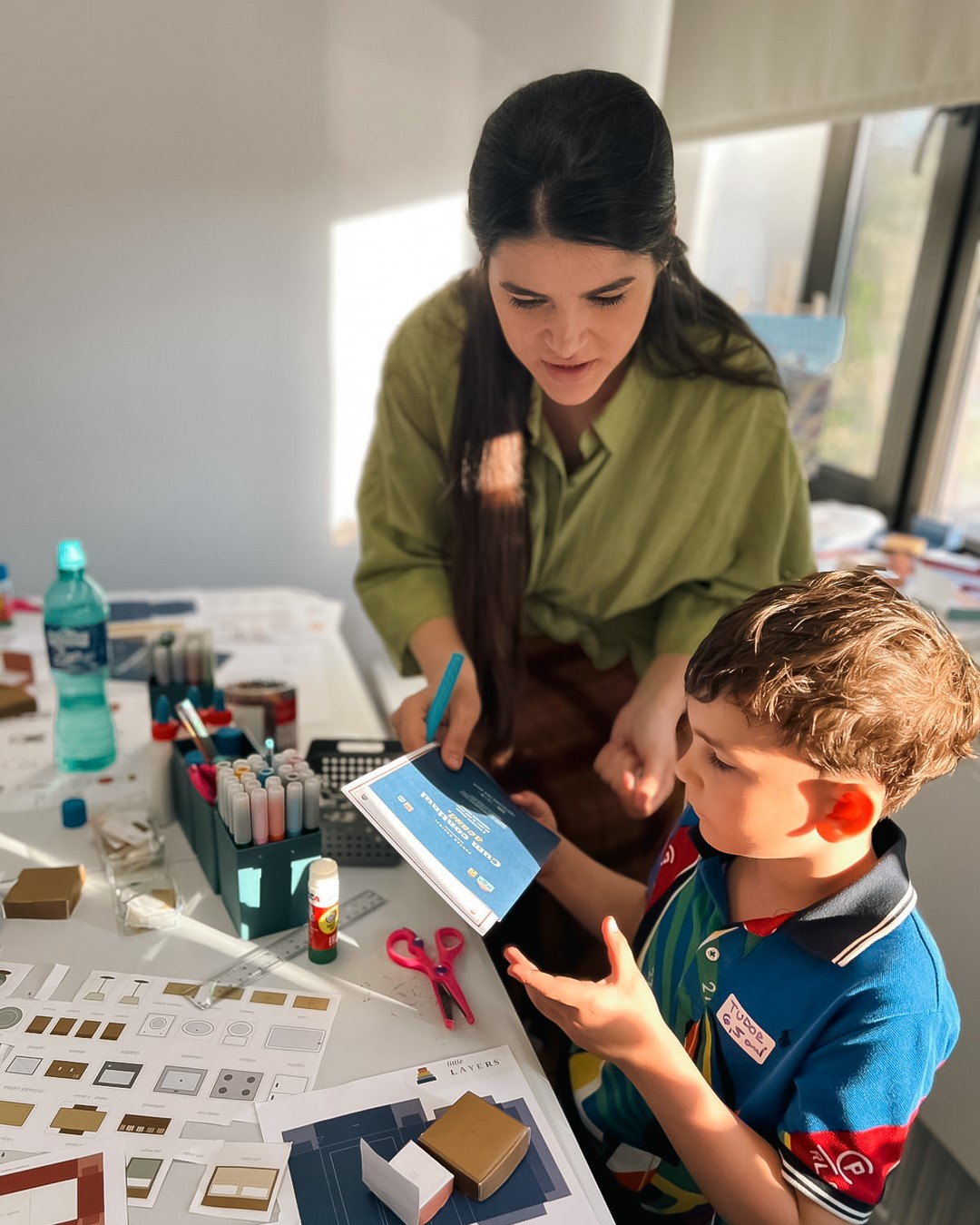 Atelier săptămânal — copiii lucrează la cartiere de carton