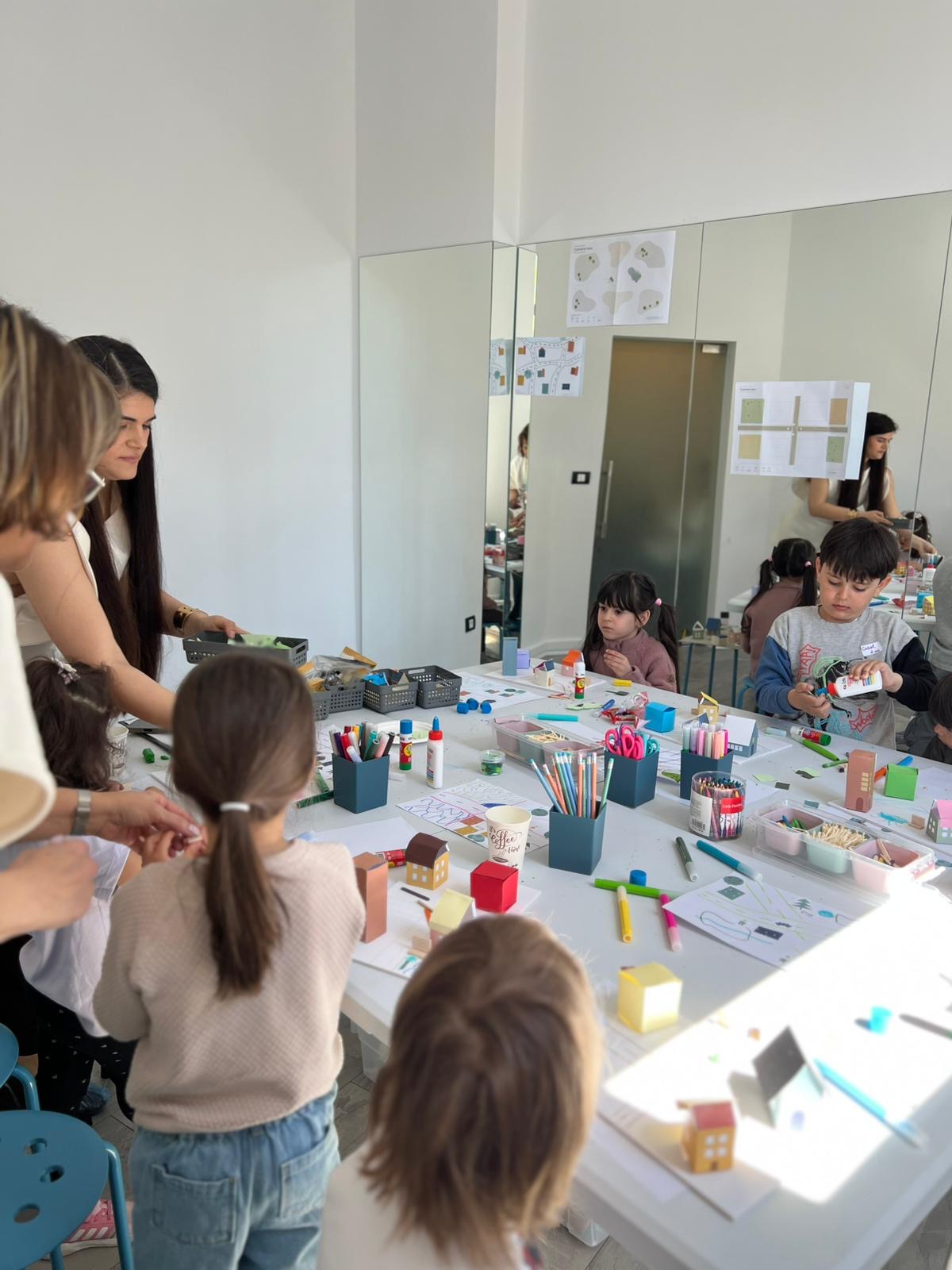 Atelierul mare — copiii în jurul mesei de lucru